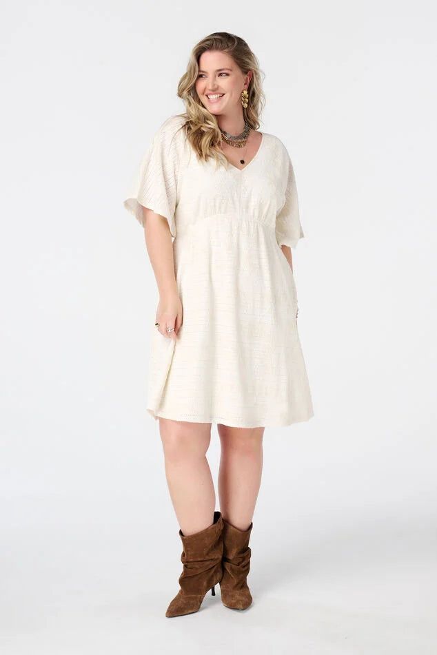 Robe courte à manches papillon